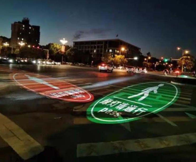 تم تثبيت مصابيح شعار LED على أرصفة هونغ كونغ لتذكير الناس بتوخي الحذر عند عبور الطريق.
